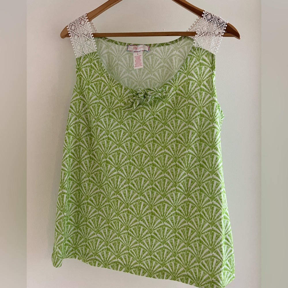 Womens scoop neck tank. Top bow, crochet strap shirt. Size Large. Nwot